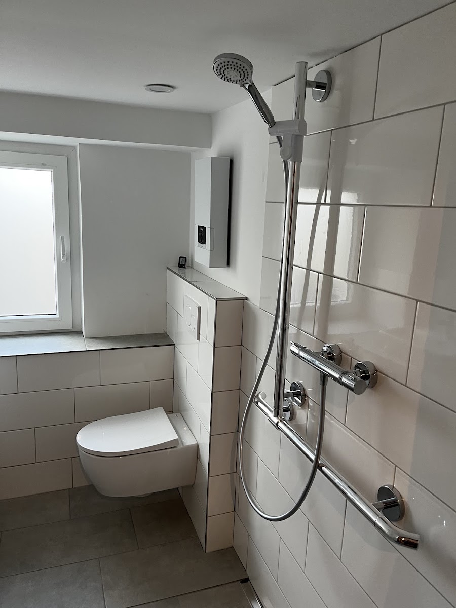 Barrierefreies Bad mit bodengleicher Dusche, installiert von Wester Haustechnik